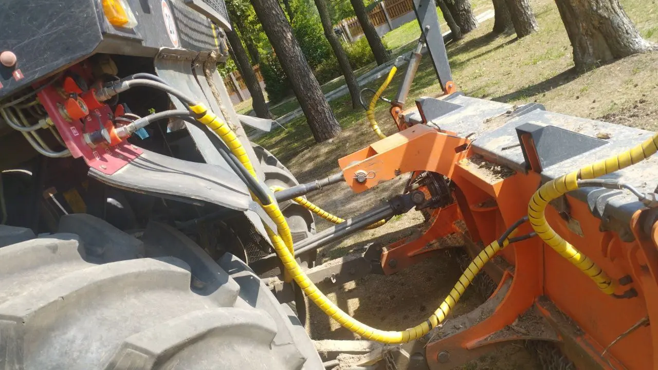 трактор с навесным гидравлическим оборудованием